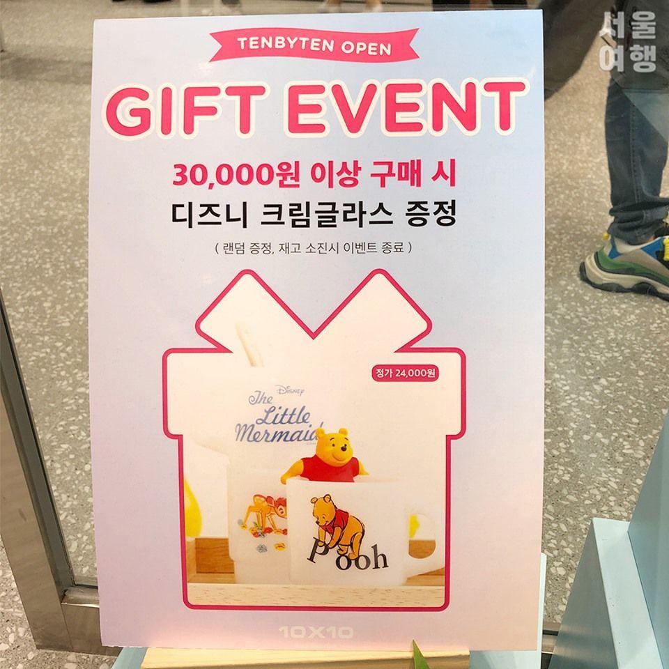 ภาพการ์ตูนดิสนีย์จากภาพยนตร์ทอยสตอรี่ 4 แสดงตัวละครเอก เช่น วู้ดดี้และบัซไลท์เยียร์ กับตุ๊กตาอื่น ๆ